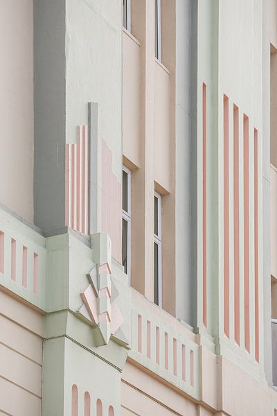Pastellfarbene Fassade Geometrie von Shot by Clint