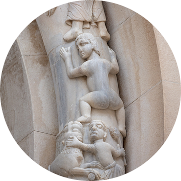 Beeldhouwwerk boven de ingang van de kathedraal van Sint Domnius in centrum van Split in Kroatië