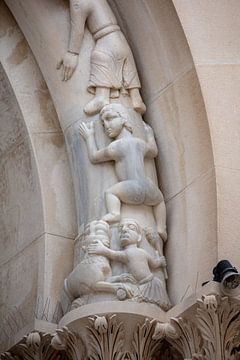 Beeldhouwwerk boven de ingang van de kathedraal van Sint Domnius in centrum van Split in Kroatië
