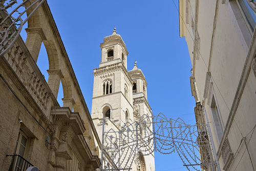 Les clochers de la cathédrale d'Altamura s'élèvent haut dans le ciel bleu