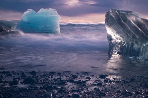 Iceland, Diamond Beach, icebergs on the beach
