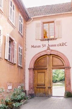 Maison | Bâtiment rose avec portail en bois en France | Photographie de voyage pastel Alsace sur Milou van Ham