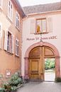 Maison | Rosa Gebäude mit Holztor in Frankreich | Pastell Reisefotografie Elsass von Milou van Ham Miniaturansicht