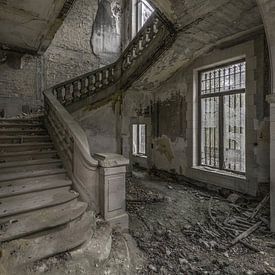 Trappenhal in vervallen ruïne by Kristel van de Laar