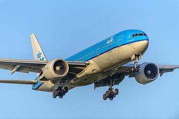 KLM Boeing 777-200 (PH-BQD) vlak voor landing.