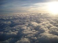 Fliegen über den Wolken