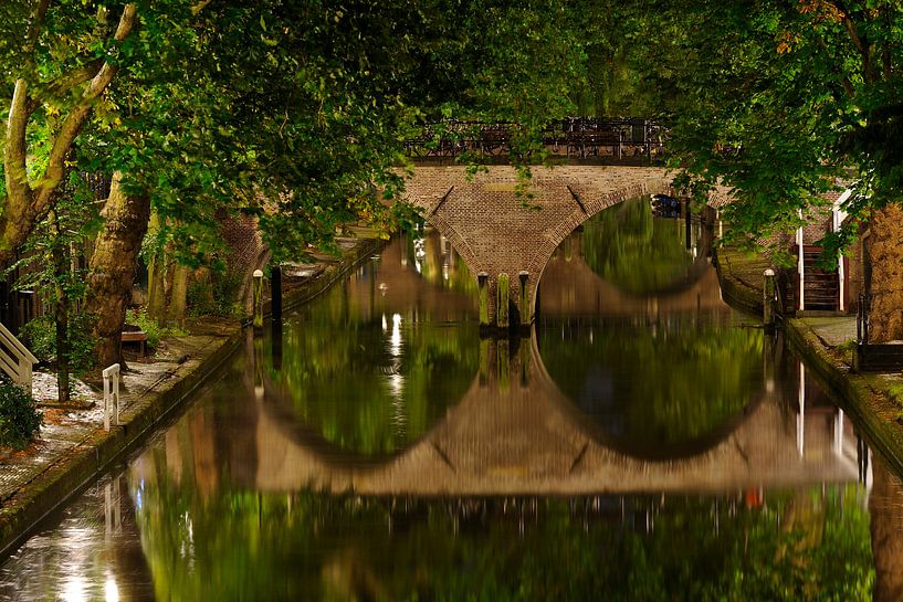 Weesbrug over de Oudegracht in Utrecht van Donker Utrecht