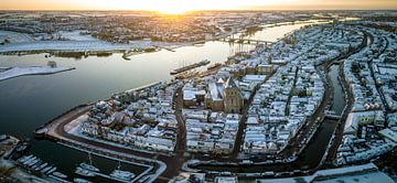 Kampen Stadtansicht am Fluss IJssel während eines kalten Wintersonnenaufgangs von Sjoerd van der Wal Fotografie