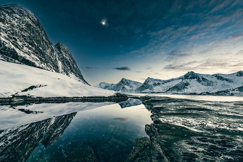 Coucher de soleil à Tungeneset sur l&#039;île de Senja dans le nord de la Norvège en hiver par Sjoerd van der Wal Photographie
