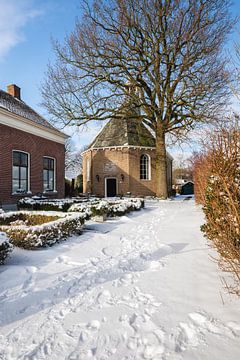 Protestantische Kirche im niederländischen Dorf Drimmelen im Schnee