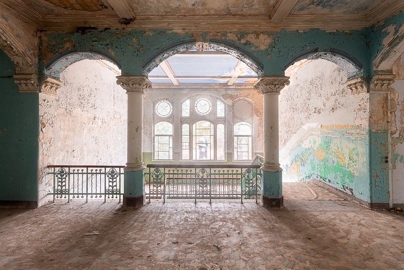 Verlassenes Treppenhaus in Beelitz. von Roman Robroek – Fotos verlassener Gebäude