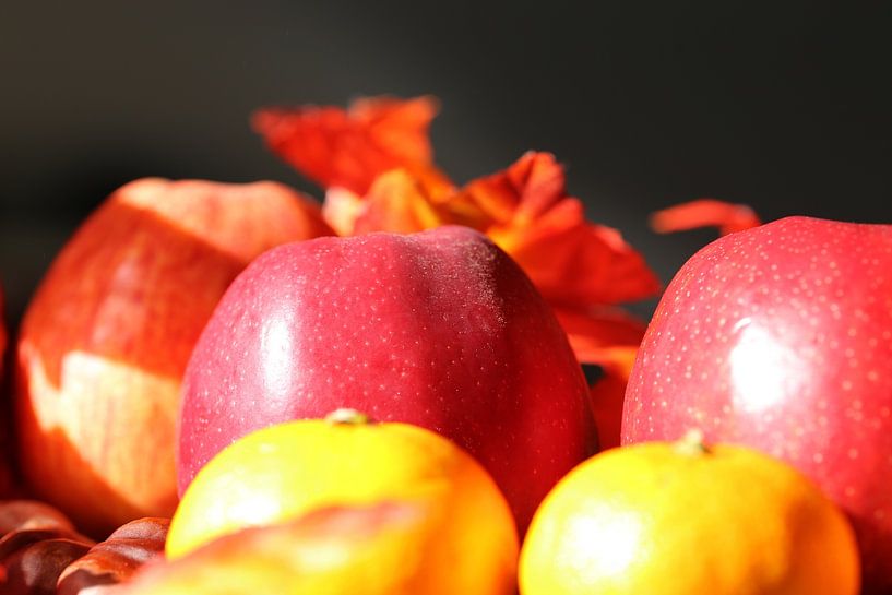 Pommes et mandarines sur une table en bois rustique comme motif automnal par Udo Herrmann