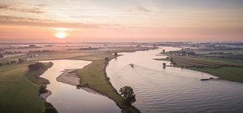 Rivier de lek tijdens zonsopkomst