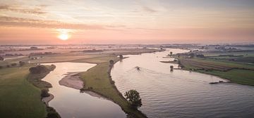 La rivière Lek au lever du soleil sur Peter Haastrecht, van