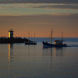 Rückkehr vom Fischfang im Hafen von Scheveningen von Julien Beyrath