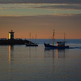 Return from fishing in the harbour of Scheveningen by Julien Beyrath