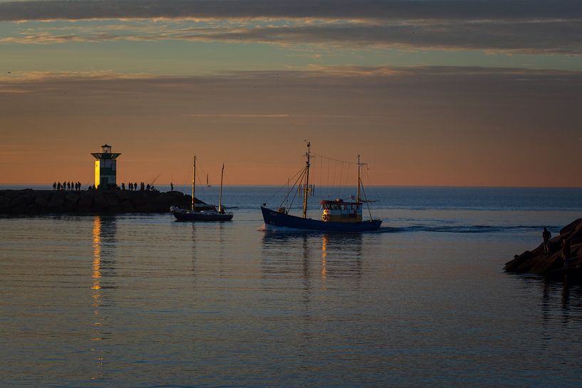 Return from fishing in the harbour of Scheveningen by Julien Beyrath