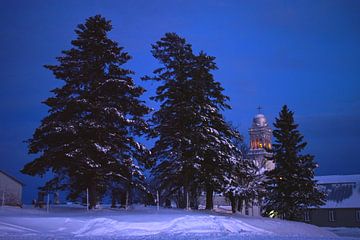 Die Dorfkirche an einem Winterabend von Claude Laprise