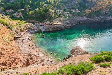Idyllische baai met aan de kust strand Cala Deia op Mallorca van Alex Winter