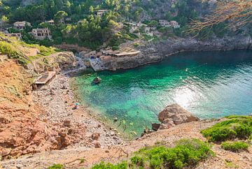 Idyllische baai met aan de kust strand Cala Deia op Mallorca van Alex Winter
