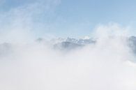 Berge durch dichte Wolkendecke von Sasja van der Grinten Miniaturansicht