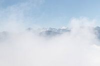 Berge durch dichte Wolkendecke