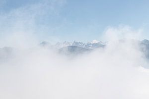 Berge durch dichte Wolkendecke von Sasja van der Grinten