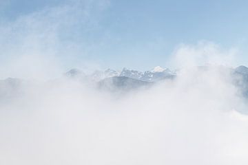 Montagnes à travers une couverture nuageuse dense