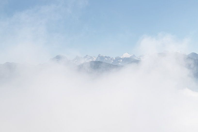 Berge durch dichte Wolkendecke von Sasja van der Grinten