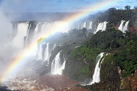 De watervallen van Iguazu op de grens van Brazilië  en Argentinië van Rini Kools