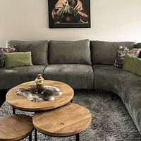 Photo de nos clients: Une jeune femme se réchauffe les mains au-dessus d'un essai de feu, César Boëtius van Everdingen, sur toile