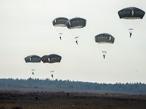 Les parachutistes au-dessus de Ginkel Heath (Variation 1) sur Geerten Teekens