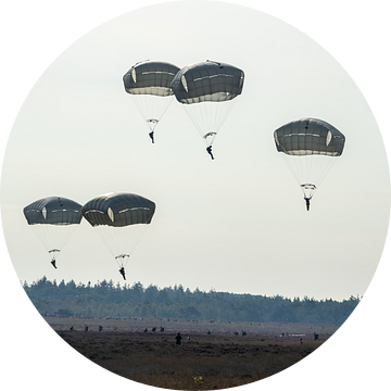 Parachutisten boven de Ginkelse Heide (Variatie 1) van Geerten Teekens