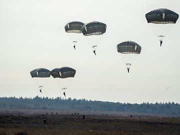 Parachutisten boven de Ginkelse Heide (Variatie 1) van Geerten Teekens