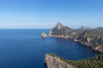 Het uitzicht op de kliffen van Mallorca van Nina Rotim