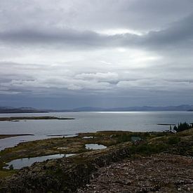 Het meer van Pingvelir Nationaal Park, IJsland by Carolien Geurtsen