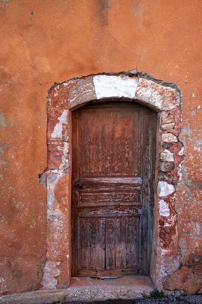 Façade rouge avec porte à Roussillon par Flatfield
