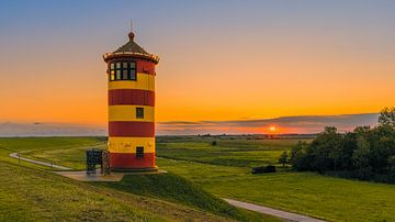 Sonnenaufgang am Pilsumer Leuchtturm von Henk Meijer Photography