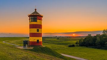 Lever de soleil sur le phare de Pilsum