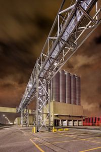 Nacht scène met petrochemische industrie tegen een bewolkte hemel van Tony Vingerhoets