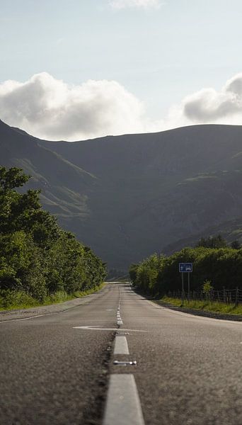 Une route déserte au milieu d'une vallée de montagnes par Aron.jpg