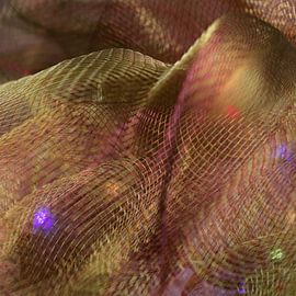 Maille plissée avec accents lumineux sur Mixed media vector arts