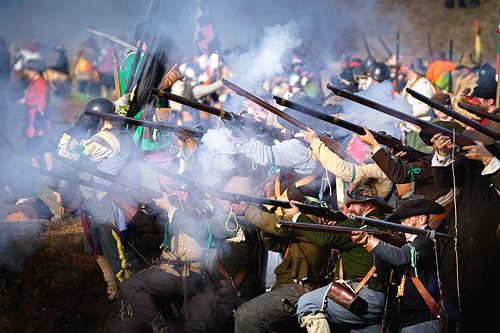 Nederlandse historische detachement musketiers vuren musketten af ​​in de re-enachment slagveld
