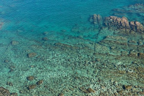 Helder water en rotsen aan de Middellandse Zeekust