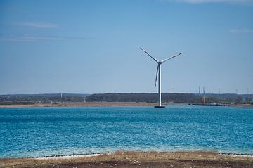 Eolienne en mer devant le continent