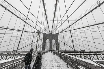 Winterbeeld van de Brooklyn Bridge Manhattan New York van Lex van Doorn