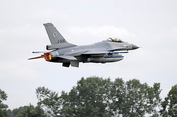 General Dynamics F-16AM vliegt laag met afterburner van Ramon Berk
