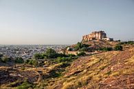 Mehrangarh fort in Jodhpur Rajasthan met uitzicht op de stad Jodhpur scape. van Tjeerd Kruse thumbnail