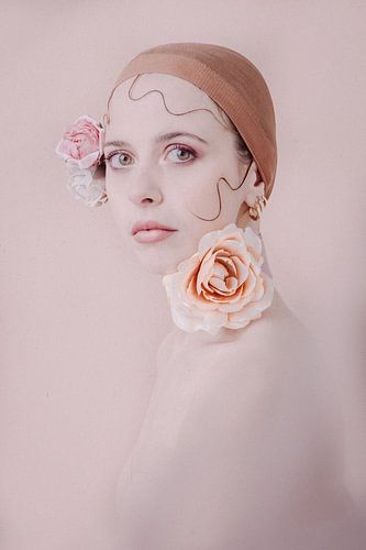 femme art étain rose fleurs sur Corine de Ruiter