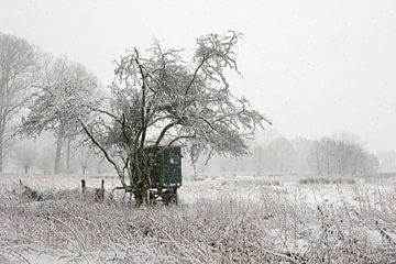 Mobile deerstand, onset of winter at a wide open natural landscape van wunderbare Erde
